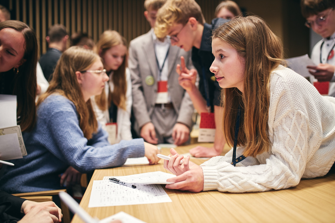 Uczestnicy warsztatów rozmawiający przy stole